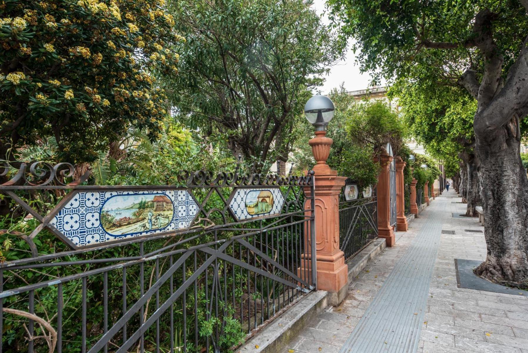 The Palace B&B And Apartments Santo Stefano di Camastra Εξωτερικό φωτογραφία